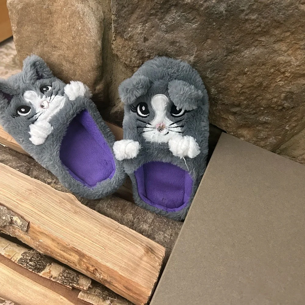 Cat Bedroom shoes Gray and Purple Feline Plush slippers size small 5-6 CLEAN